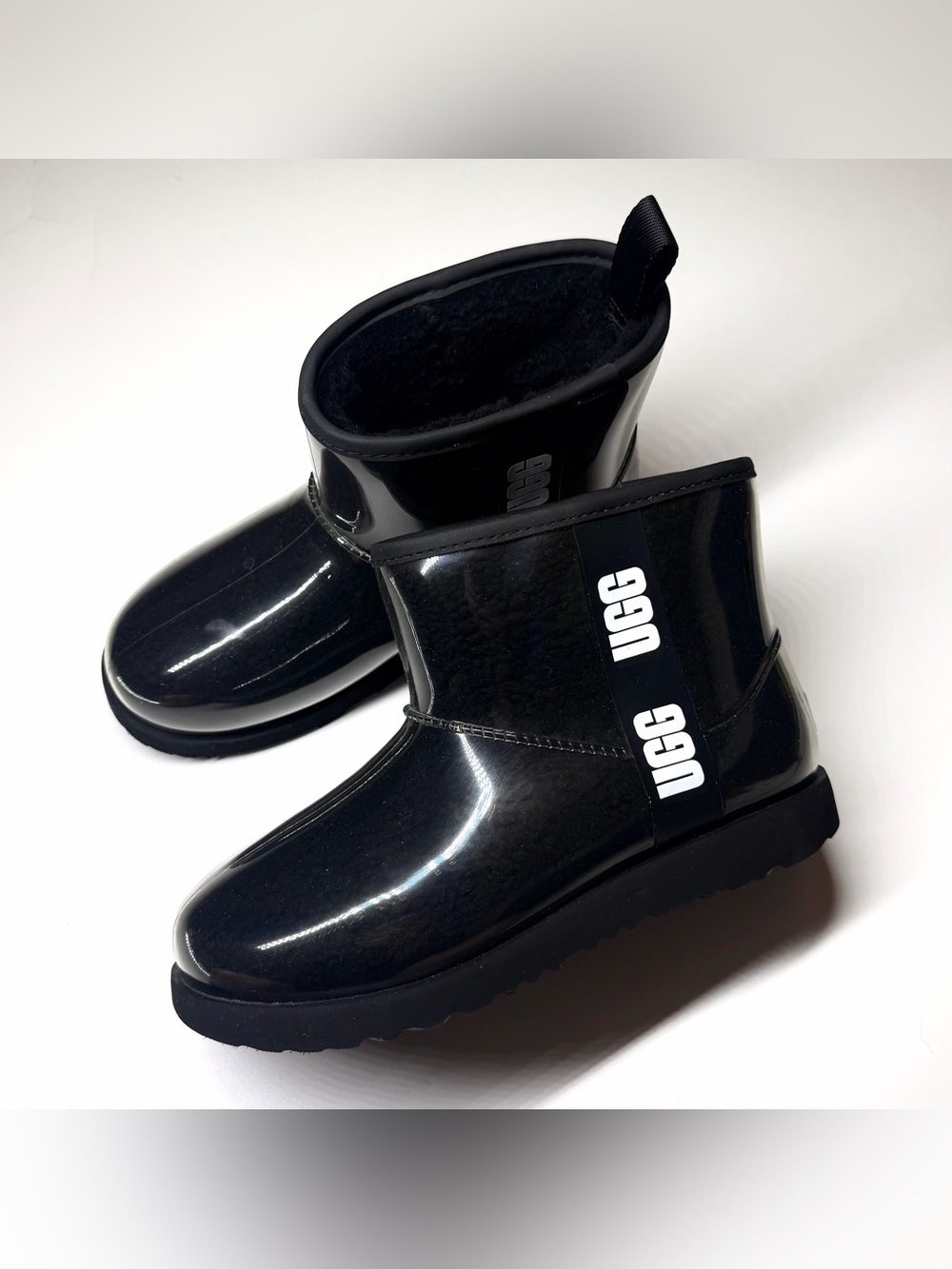UGG Women’s classic clear Waterproof mini ankle boots in black Size- 6